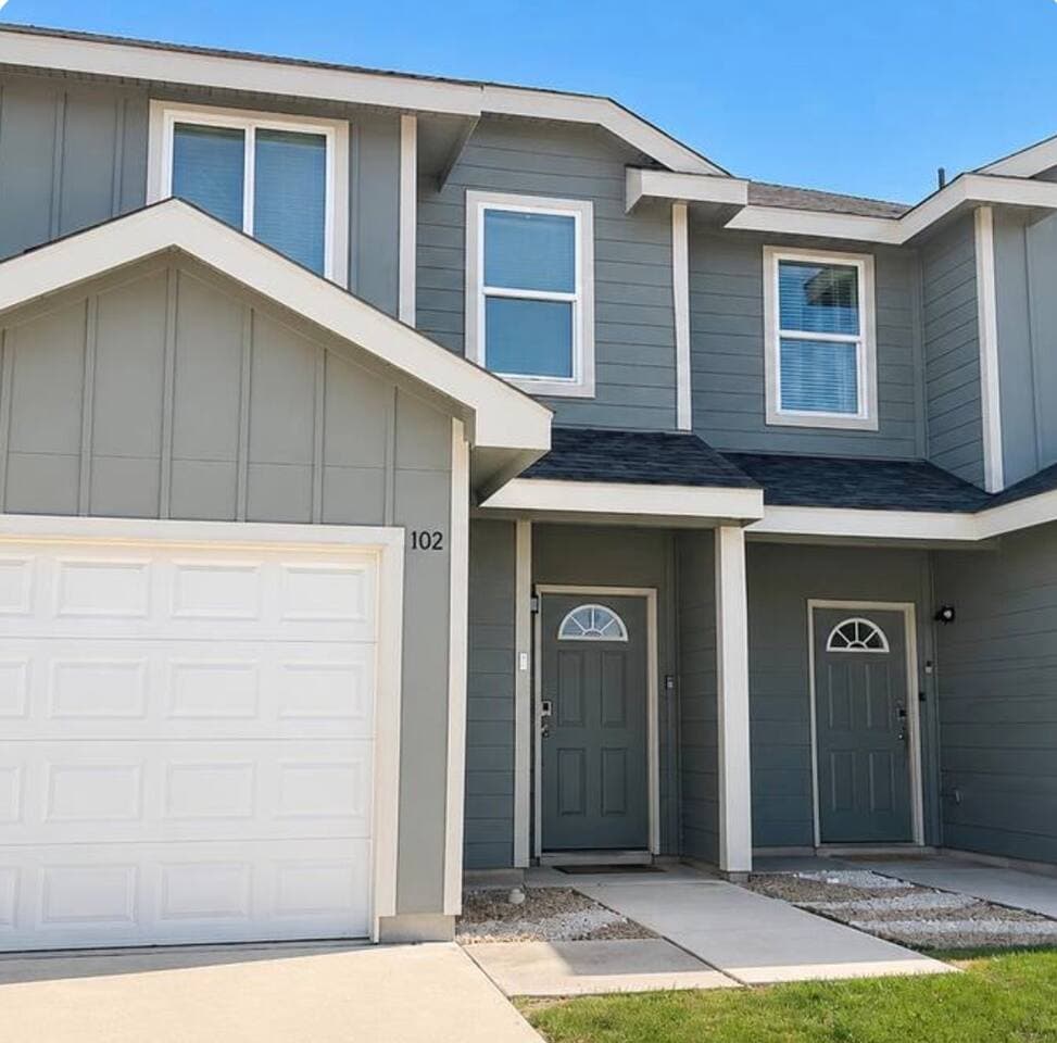 Two Adjacent 3BR Homes Clean Family Friendly 49