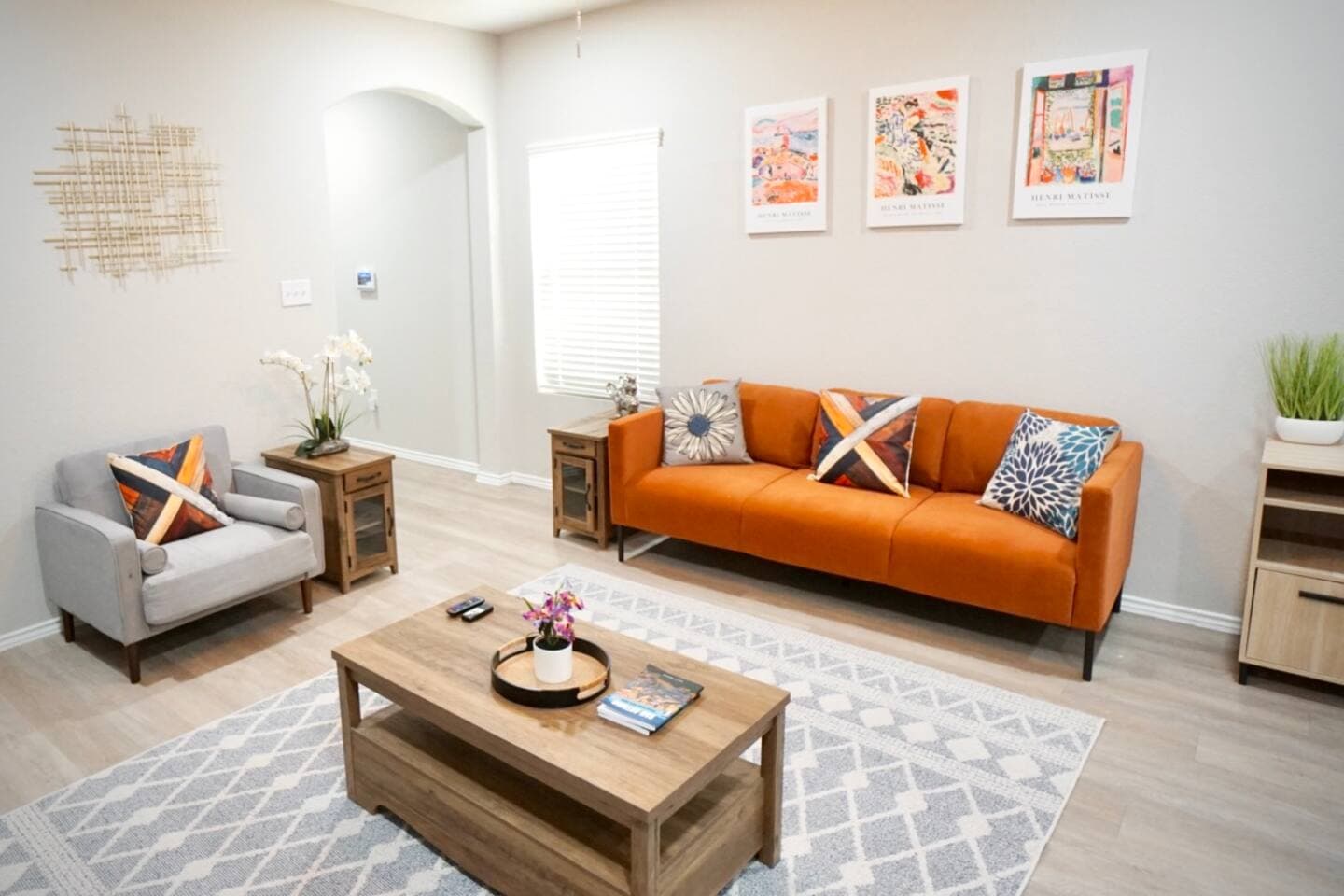 NEW 3 King BR I Central Loc | Fully Stocked